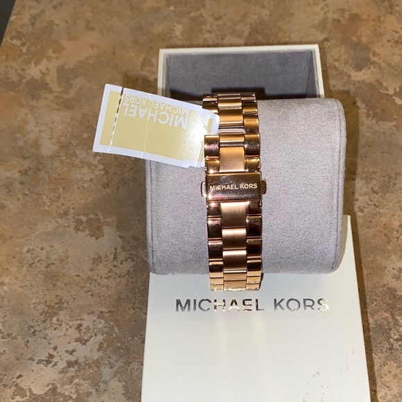Michael Kors WOMEN Watch in Rose Gold Tone - Picture 4 of 9